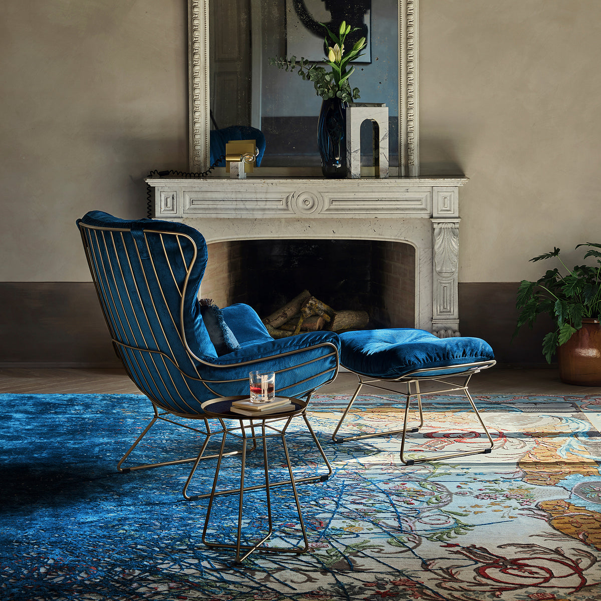 2022_Freifrau_Villa-Mira_Leyasol-Wingback-Ottoman_Hochformat_02_1500.jpg__PID:1098e947-a330-4f0b-a6f8-1eee4f25bd08