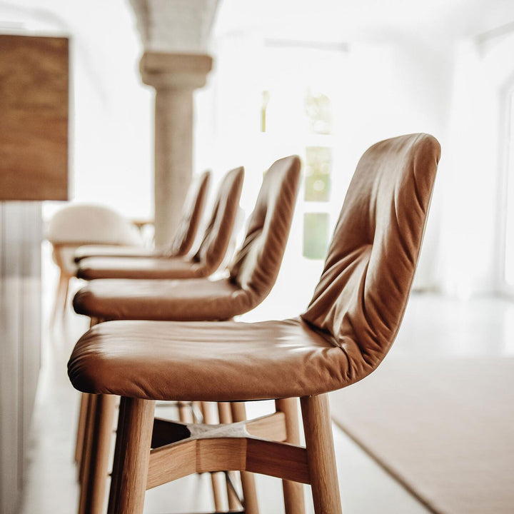 freifrau | leya high back kitchen stool 65cm | muscat cognac leather + oak