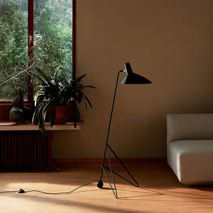 &tradition | tripod HM8 floor lamp | black