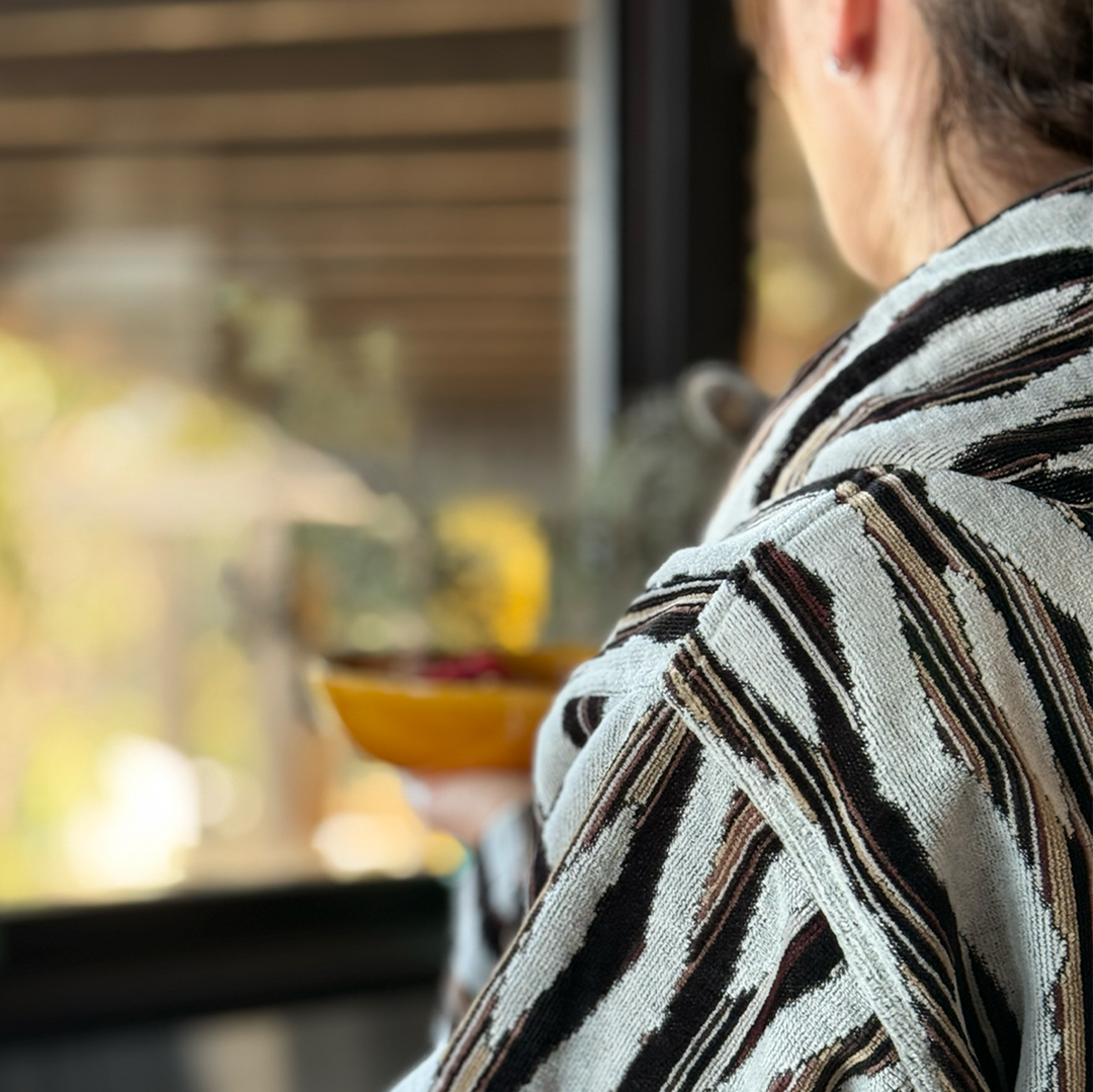 innate collection | ripple bath robe - dark