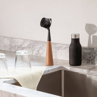 eva solo | dish brush nylon | oak + black