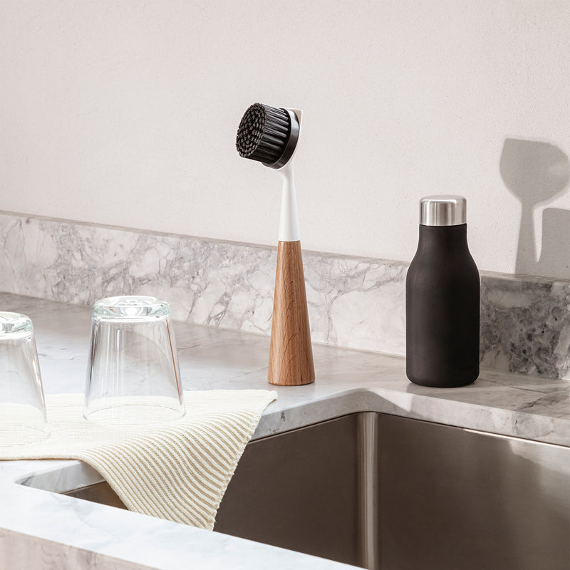 eva solo | dish brush nylon | oak + white