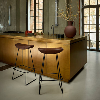 freifrau | kya kitchen stool 63cm | muscat cacao leather + steel bronze glaze wire frame