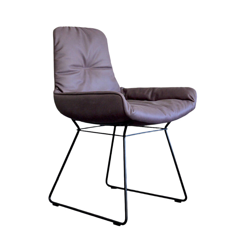 freifrau | leya armchair low | wire frame | muscat prune leather