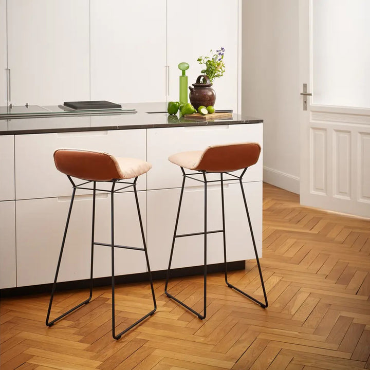 freifrau | leya barstool low 82cm | wire frame deep black| sahara ebony 60009