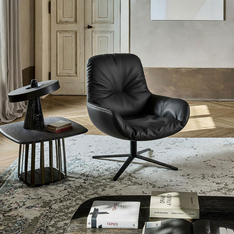 freifrau_leya_lounge_black_leather_AI_1500.jpg__PID:bf4d2c7d-b2e7-40f5-a500-10ee47fcc2f4
