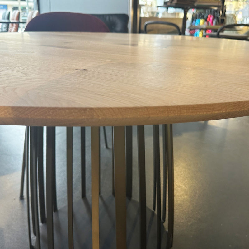 janua | bc 07 basket table round | white pigmented oak + bronze base 125cm