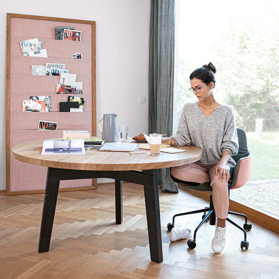 janua | bb 31 connect table round | white pigmented oak + black base 110x75cm