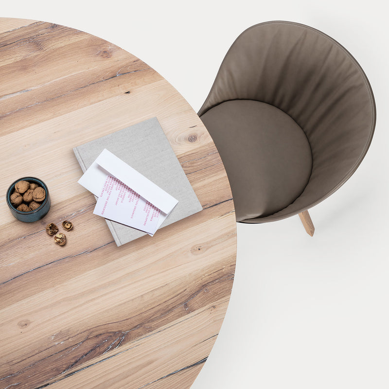 janua | bb 31 connect table round | white pigmented oak + black base 110x75cm