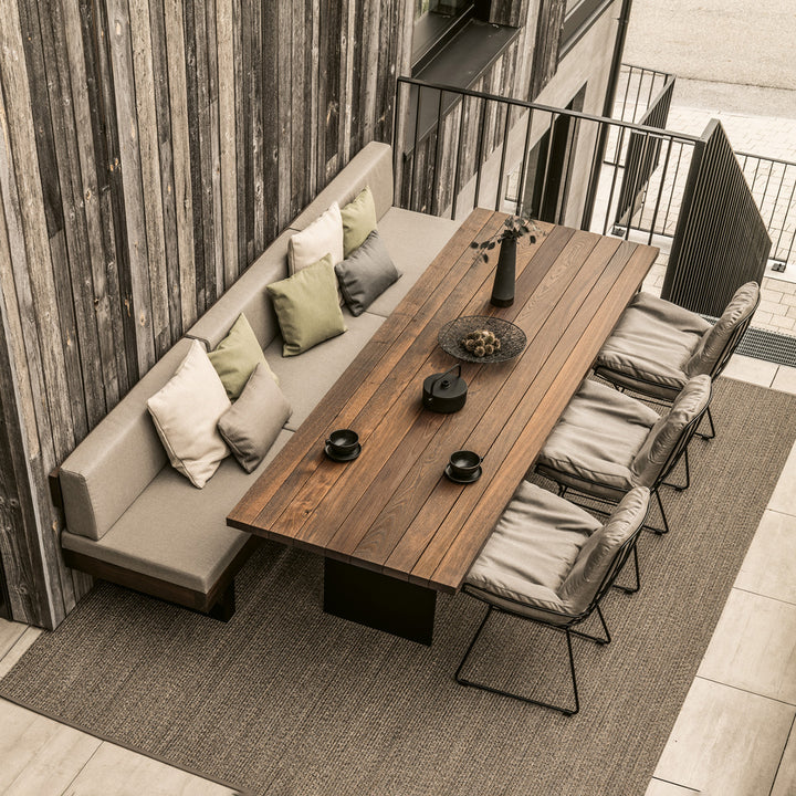 janua | bn 01 outdoor bench with backrest + wedge pillow | brushed chestnut sand + deep black base | natte charcoal chine 270cm