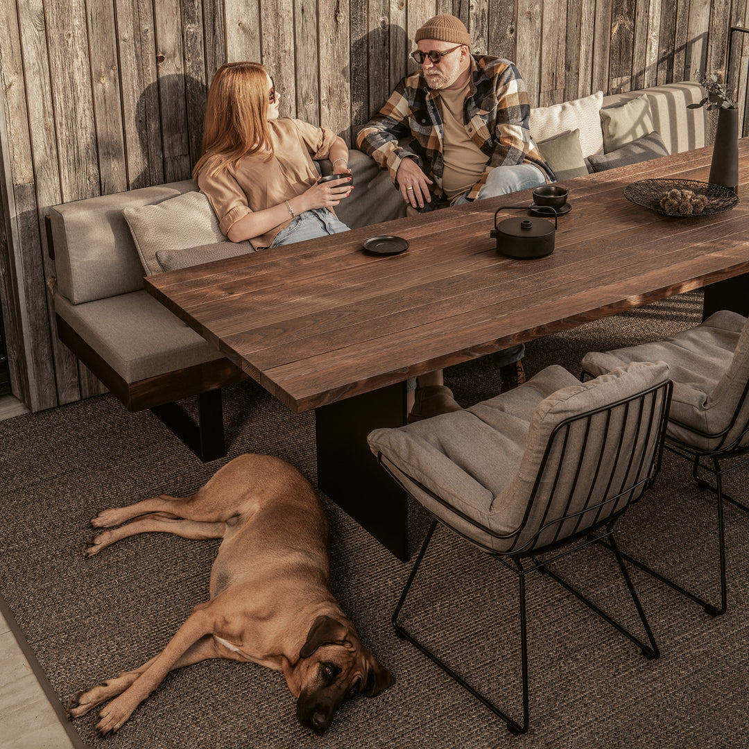 janua | bn 01 outdoor bench with backrest + wedge pillow | brushed chestnut sand + deep black base | natte charcoal chine 270cm