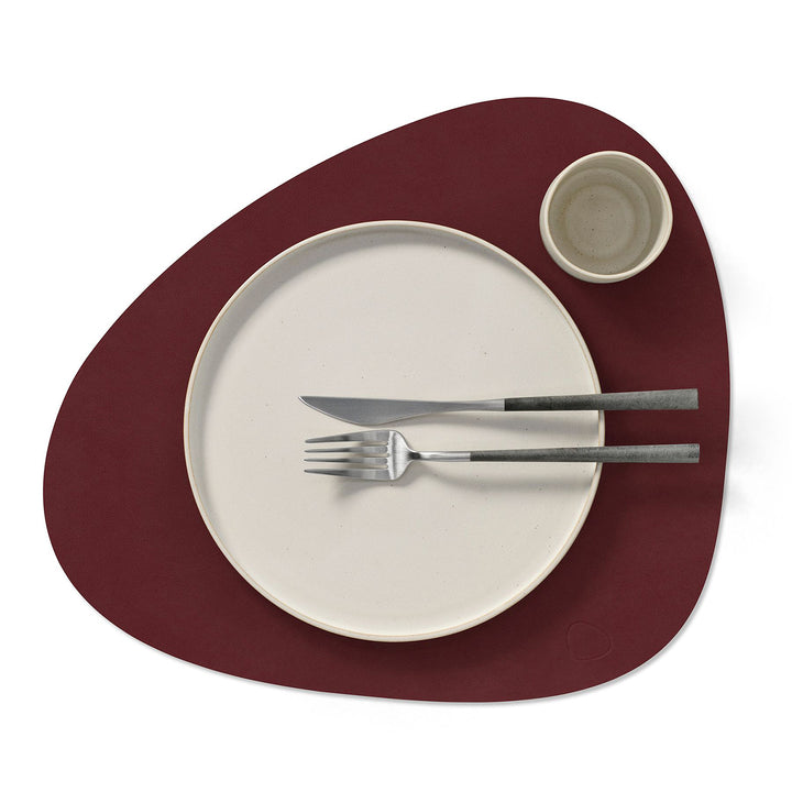 lind dna | table mat | curve large | nupo burgundy