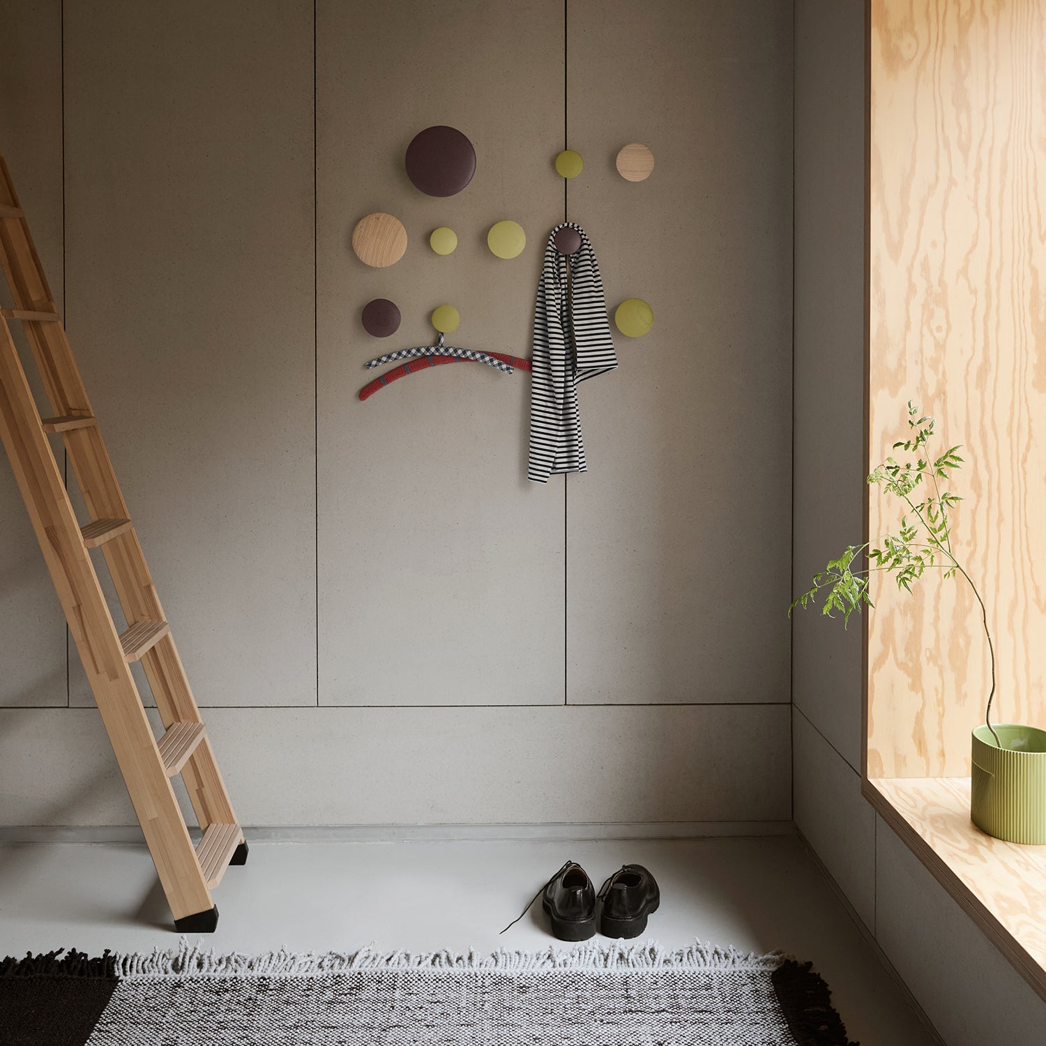 muuto_dots-wood-oak-yellow-beige-light-olive-brown-red-ridge-planter-moss-green-verso-cool-grey-dark-brown_1500.jpg__PID:e2c50025-1593-46a8-8ad6-d4daf2806dcb