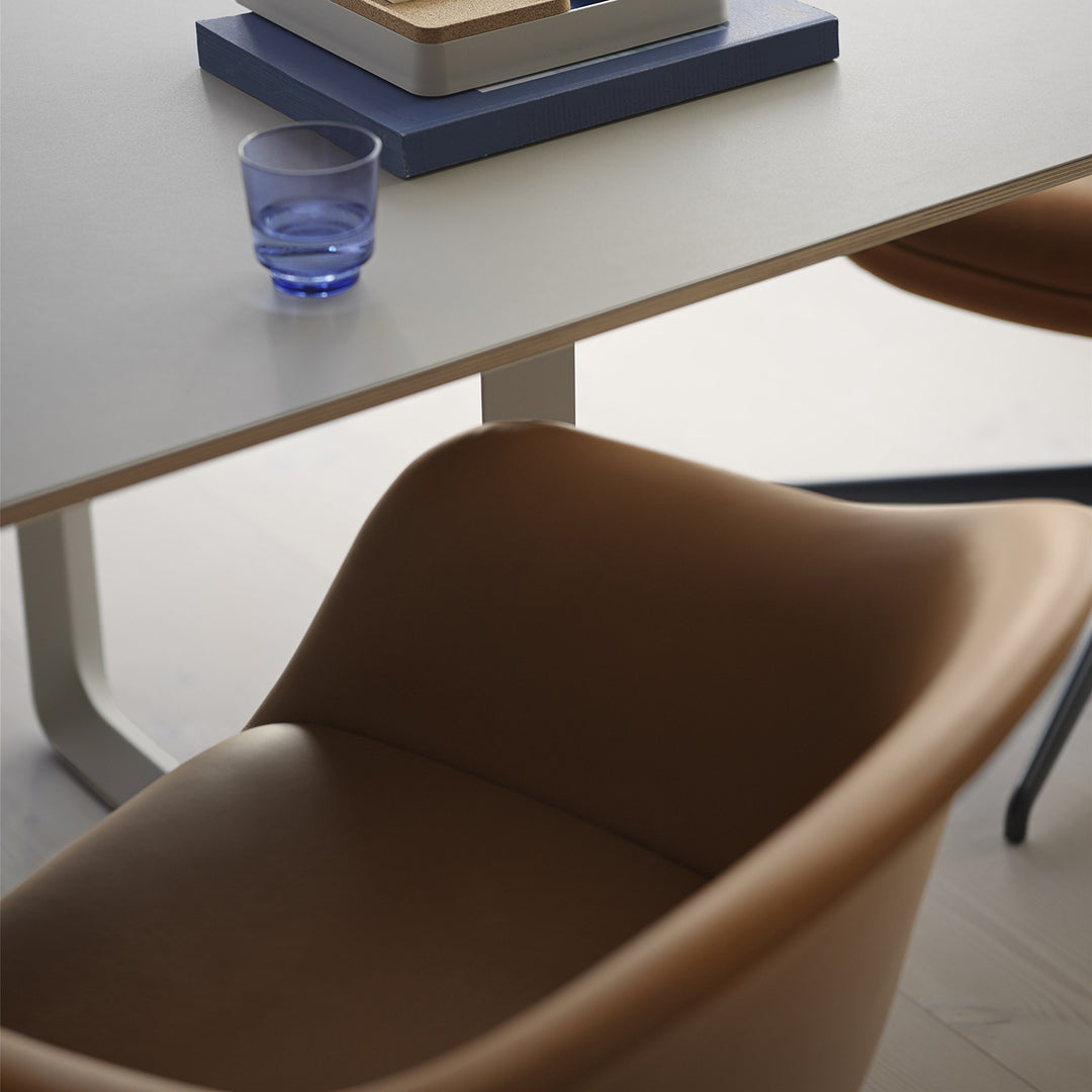muuto | fiber conference armchair | swivel base | cognac leather + black ~ DC