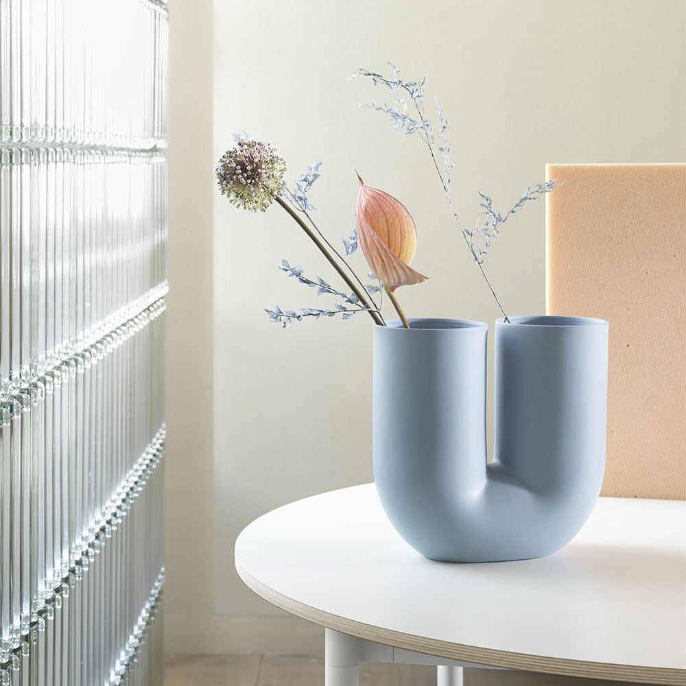 muuto_kink_vase_light-blue-Lifestyle_1500.jpg__PID:dbb0657f-80a1-47f1-ba02-09956c6180d4