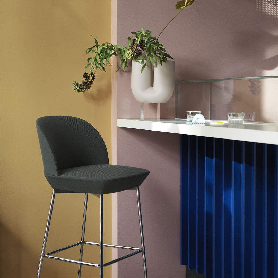 muuto | oslo counter stool 65cm | hallingdal 0116 + black leg