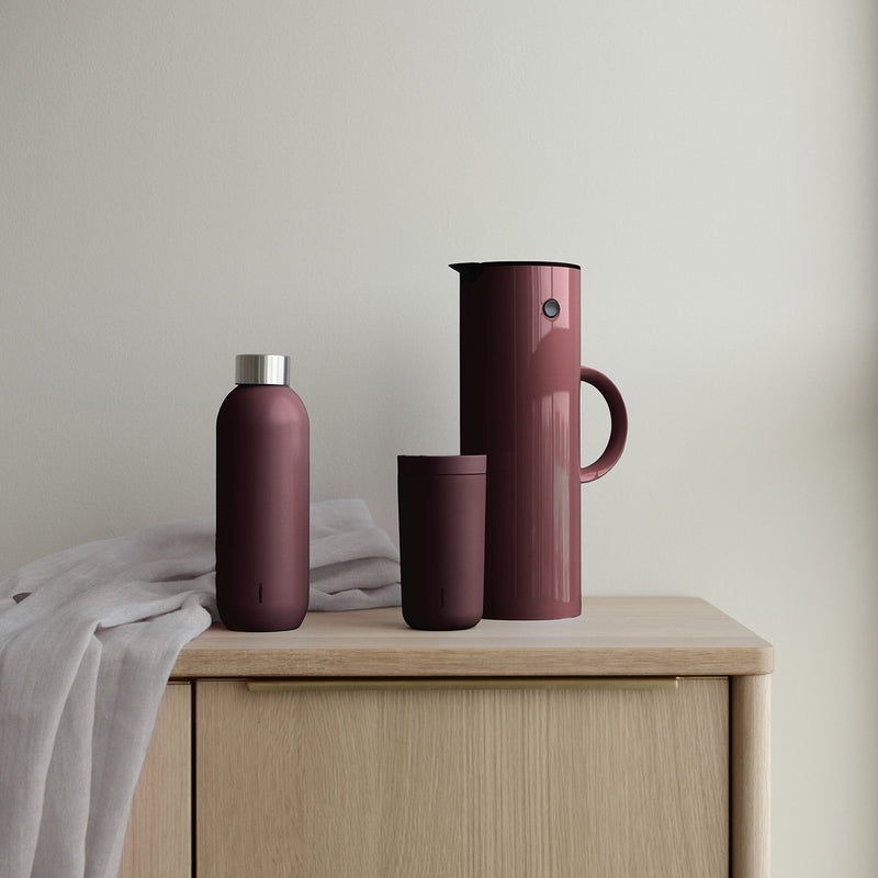 stelton | em77 vacuum jug | berry