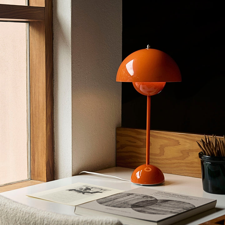 &tradition | flowerpot VP3 table lamp | zesty orange