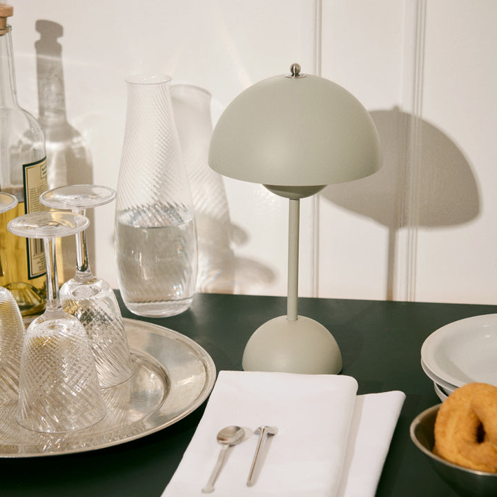&tradition | flowerpot VP9 portable lamp | matte light grey