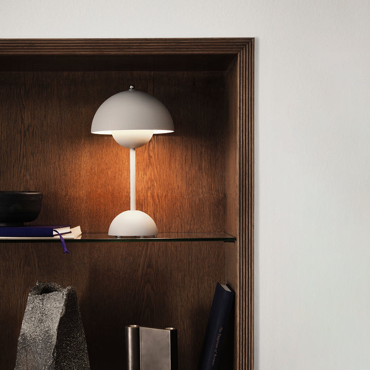 &tradition | flowerpot VP9 portable lamp | matte white