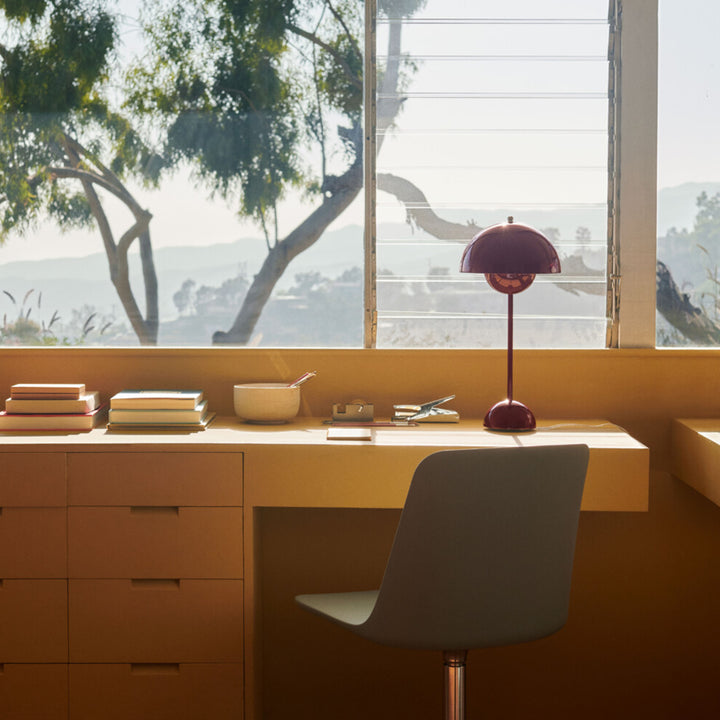 &tradition | flowerpot VP3 table lamp | dark plum