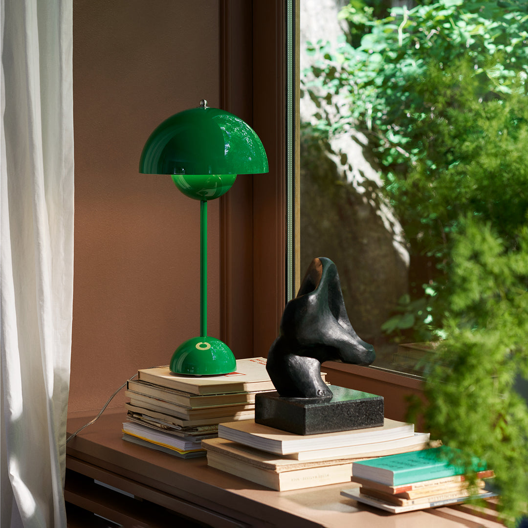 &tradition | flowerpot VP3 table lamp | signal green