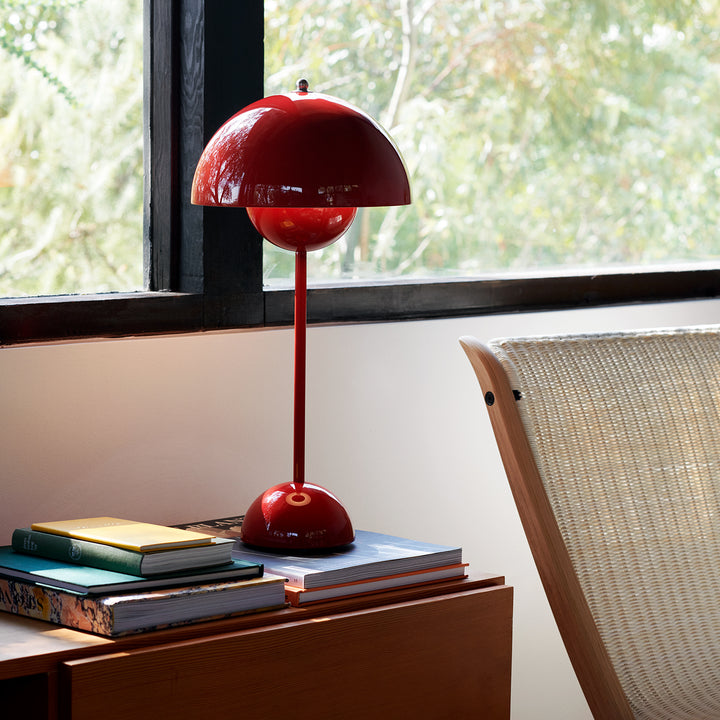&tradition | flowerpot VP3 table lamp | vermilion red