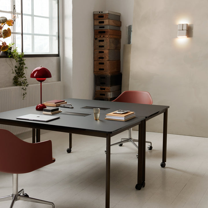 &tradition | flowerpot VP3 table lamp | vermilion red