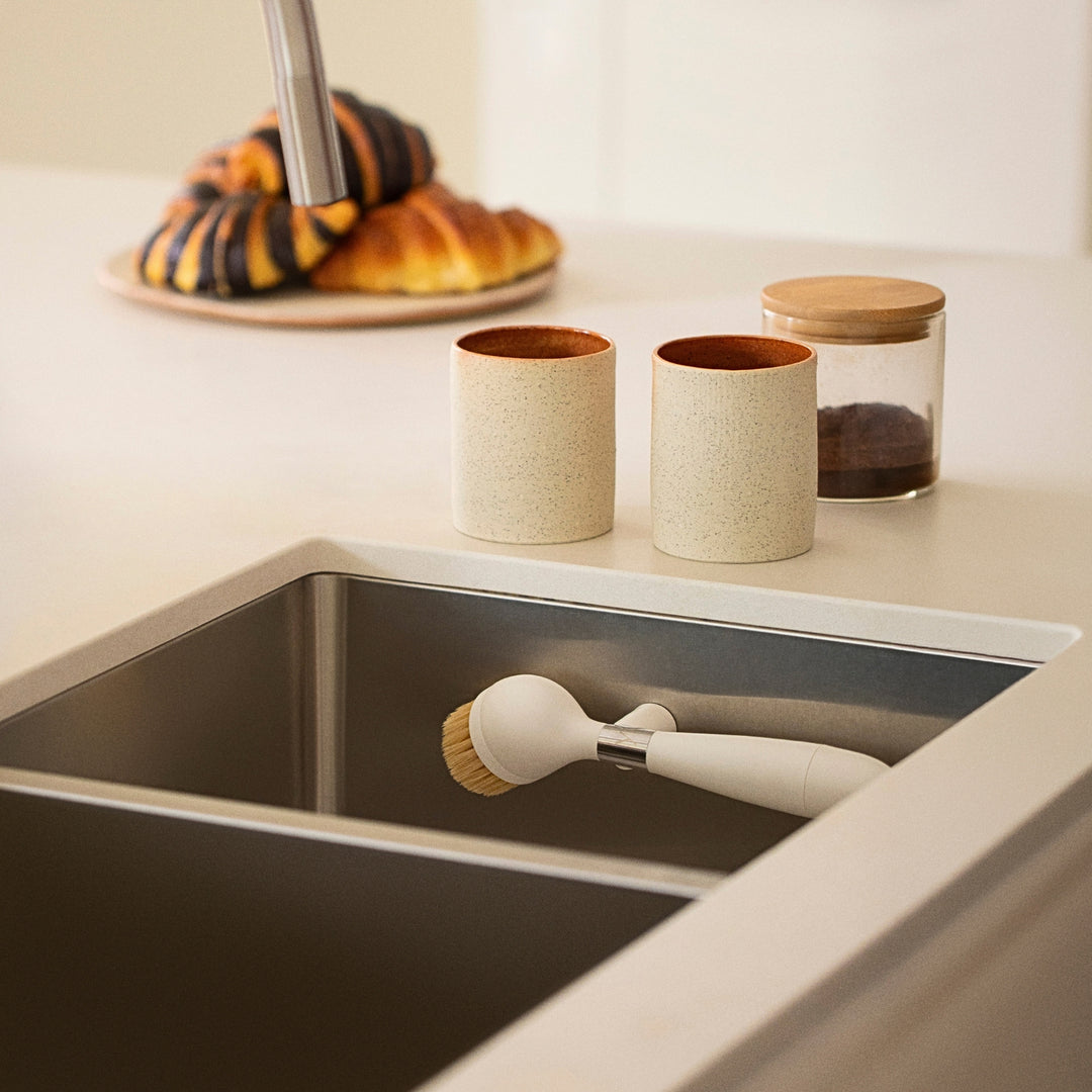 yeseco | one brush V2 | magnetic stand | white