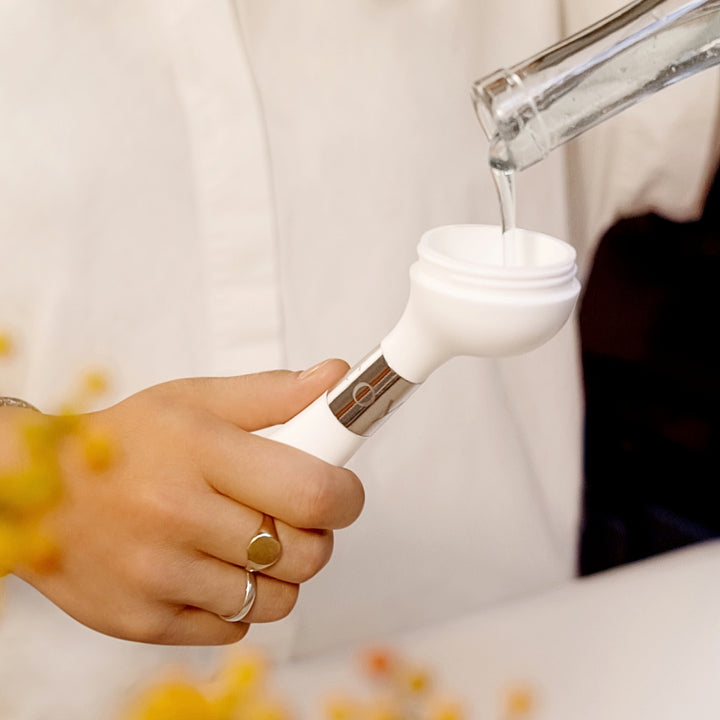 yeseco | one brush V2 | suction stand | white