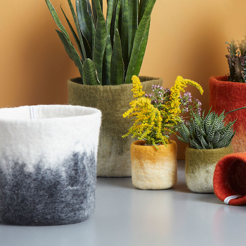 aveva | flower pot 18 | wool cover | olive small - LC