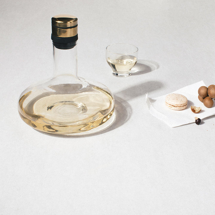 audo copenhagen (menu) | wine breather carafe deluxe | clear + brass