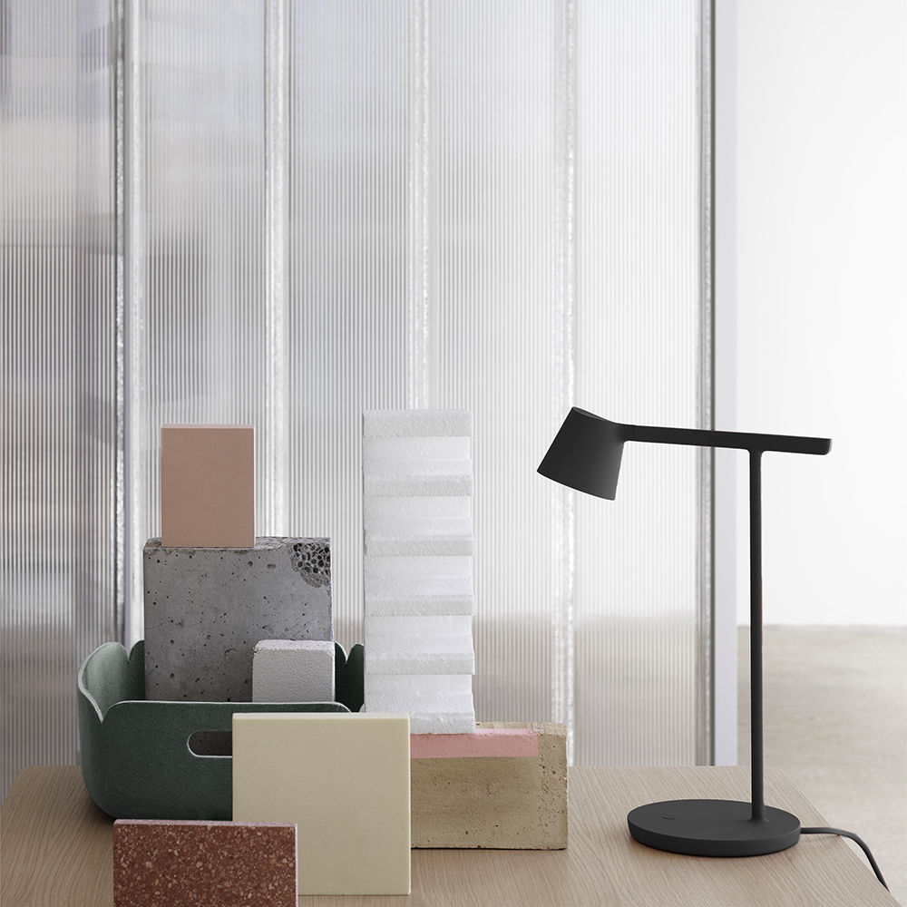 muuto | tip table lamp | black
