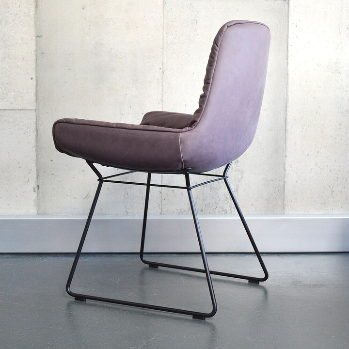 freifrau | leya armchair low | wire frame | muscat prune leather