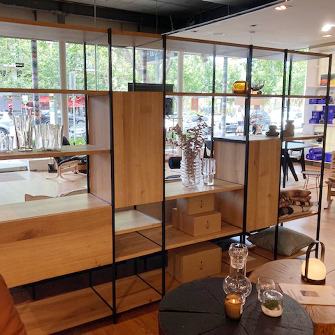 janua | bc 06 room 68 shelving system | 5x5 grid oak + black