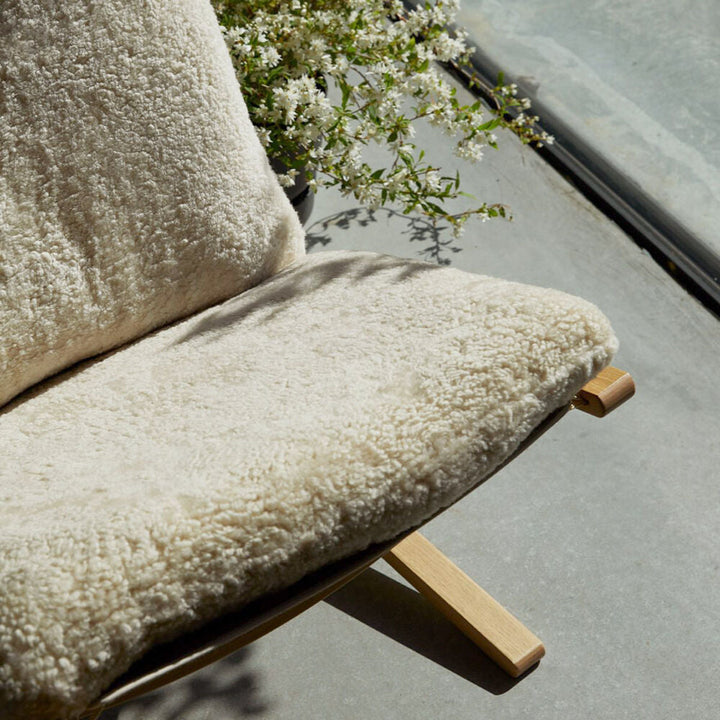 hjelle | siesta ovis 302 OV chair | low back | oak + sheepskin moonlight
