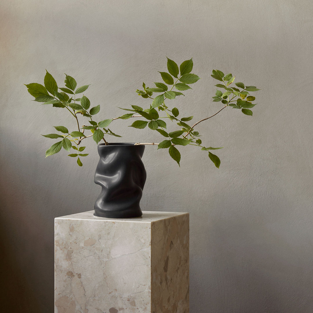 audo copenhagen (menu) | collapse vase | black 20cm