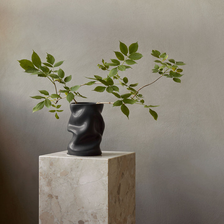audo copenhagen (menu) | collapse vase | black 20cm