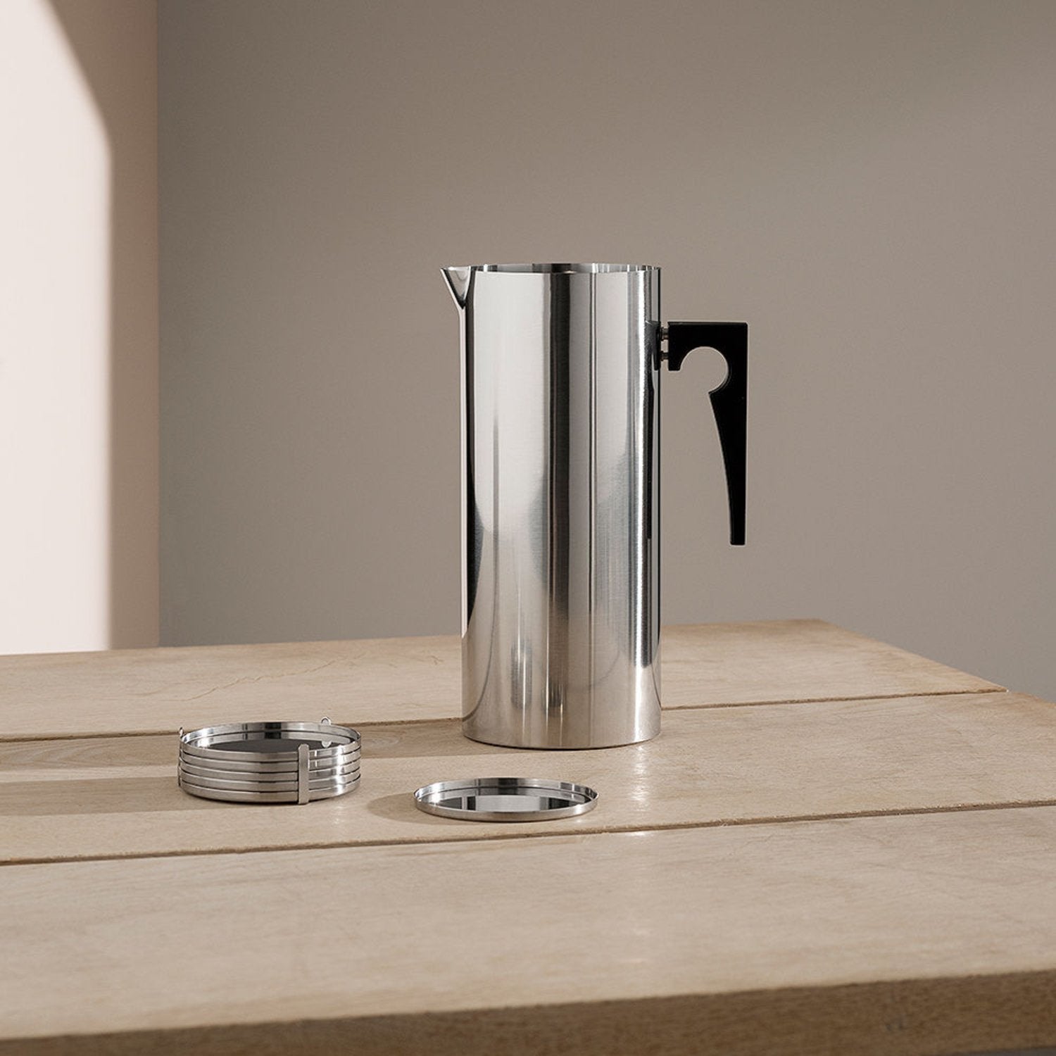 stelton | arne jacobsen cylinda line | jug with ice lip – top3 by