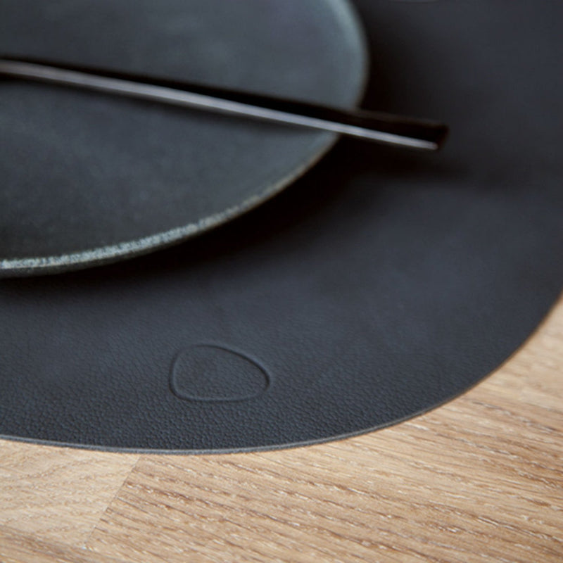 lind dna | table mat | curve large | nupo anthracite
