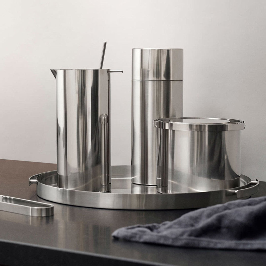 stelton | arne jacobsen cylinda line | cocktail shaker