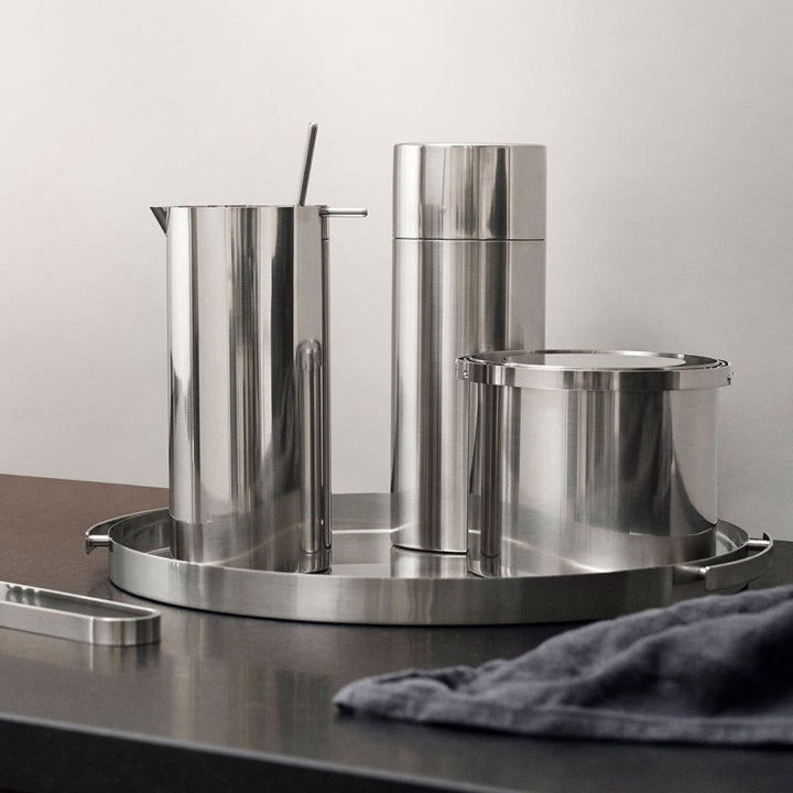 stelton | arne jacobsen cylinda line | cocktail shaker